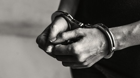 prestupnik-v-narucnikah