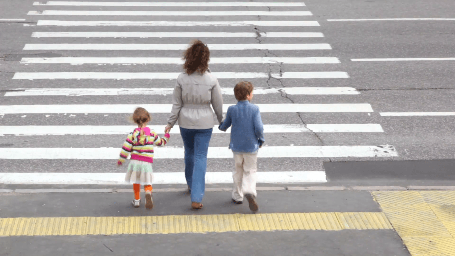 Дети через дорогу. Переход дороги. Пешеход на дороге. Дети переходят дорогу. Пешеходный переход для детей.