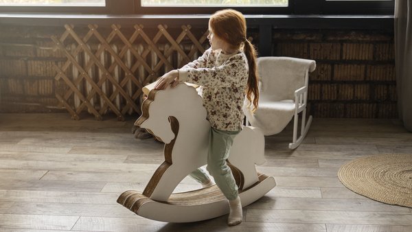 rebenok-zanimaetsa-domasnimi-delami-v-pomesenii