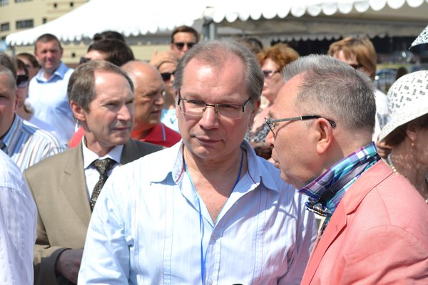 Вячеслав Зайцев (справа) и Юрий Розум (в центре) на открытии памятника «Человек-часы»