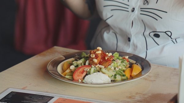 Салат с цыпленком и персиком