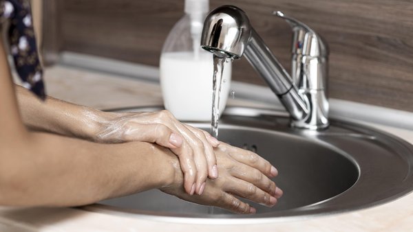 side-view-woman-washing-hands