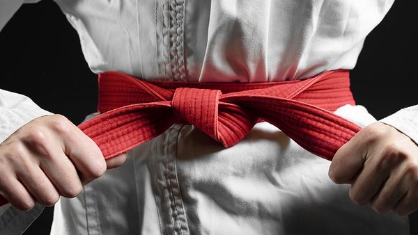 sportsmen-karate-s-krasnym-poasom