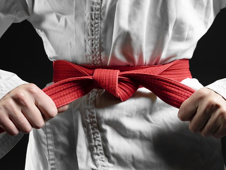 sportsmen-karate-s-krasnym-poasom