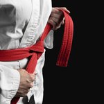 sportsmen-karate-s-krasnym-poasom