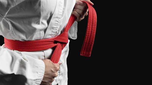 sportsmen-karate-s-krasnym-poasom