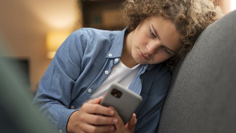 stradausii-podrostok-srednego-vystrela-podvergaetsa-kiberbullingu