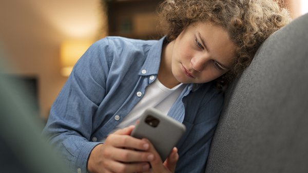 stradausii-podrostok-srednego-vystrela-podvergaetsa-kiberbullingu