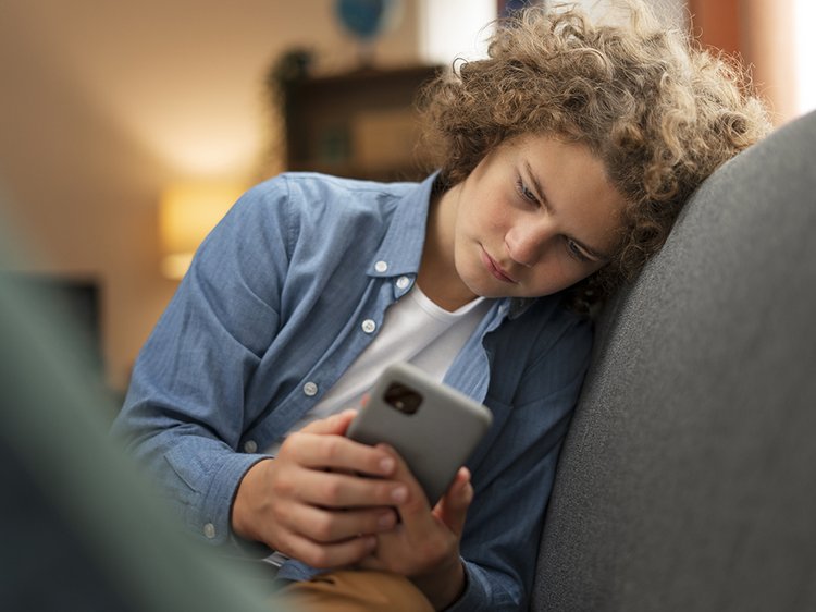 stradausii-podrostok-srednego-vystrela-podvergaetsa-kiberbullingu