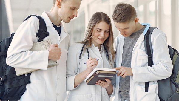 studenty-mediki-v-koridore-i-razgovarivaut