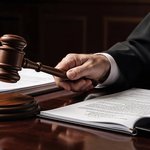 sud-a-s-molotkom-v-zale-suda