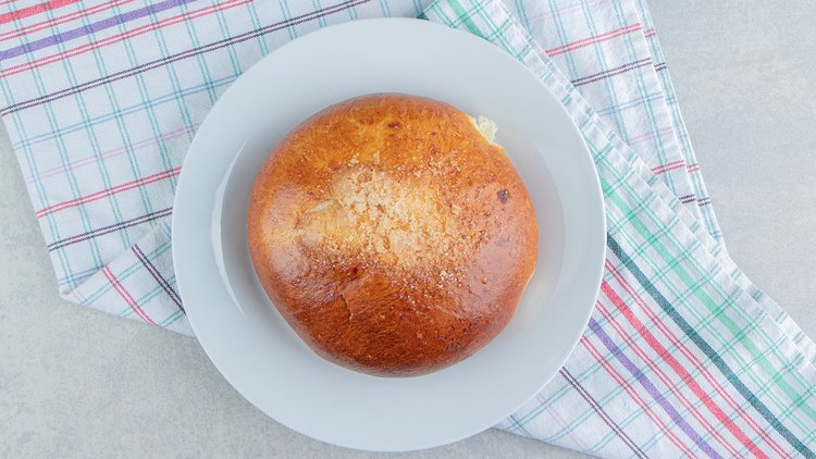 sweet-bun-with-cloth-white-plate