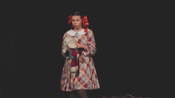 Екатерина Сидельникова из Ленинского городского округа показала моноспектакль «Игра под обстрелами» по мотивам повести Эллы Фоняковой «Хлеб той зимы»