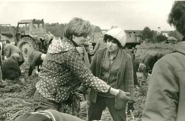 Нормальная практика 70-80-х: на уборке урожая в колхозе. Слева Татьяна Егорова, в будущем тоже главред, справа Лариса Тесёлкина