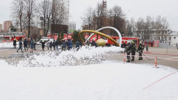 По сценарию произошел разлив авиационного топлива, и чтобы изолировать поступление кислорода и распространение огня, покрывают все пенной шапкой