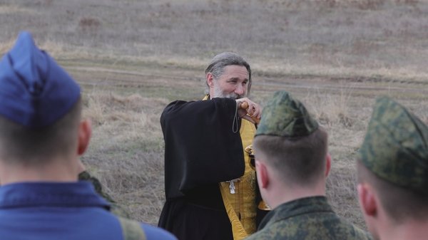 На второй день учений летные экипажи на выполнение боевых задач благословил помощник командира по работе с верующими священник отец Валерий, также он освятил авиационную технику