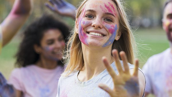 ulybaetsa-zensina-pokazyvaa-ruku-na-holi-s-druz-ami