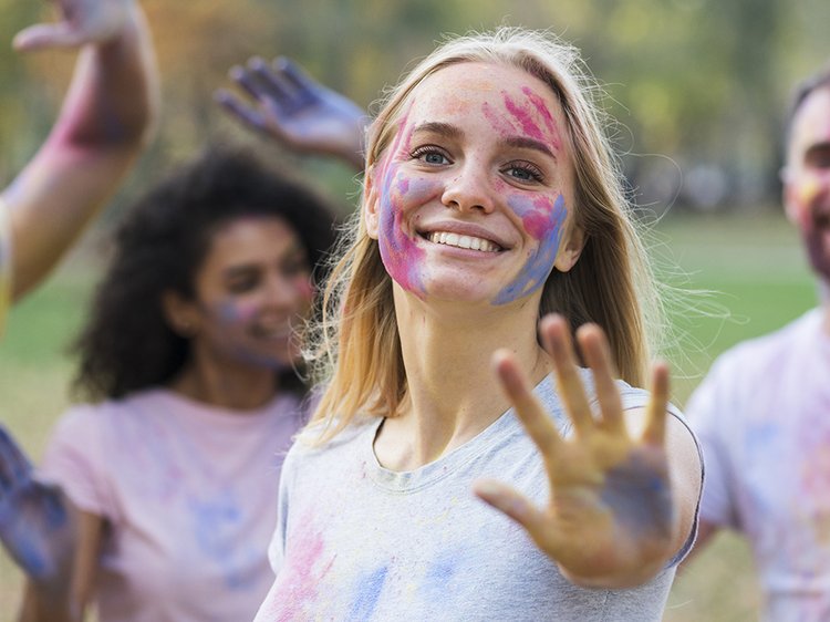 ulybaetsa-zensina-pokazyvaa-ruku-na-holi-s-druz-ami