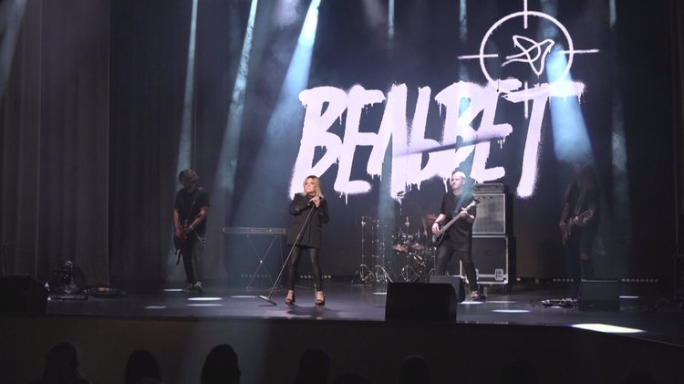 В завершение вечера собравшихся порадовал подарок от главы городского округа - выступление музыкантов российской поп-рок-группы «Вельвеt»