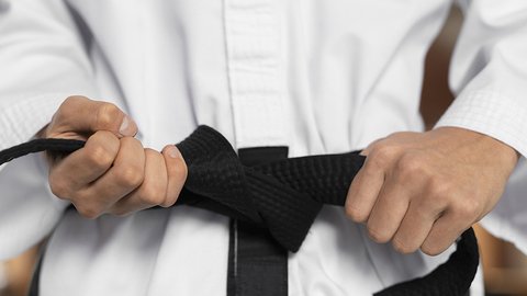 vid-speredi-vzroslyi-s-cernym-poasom