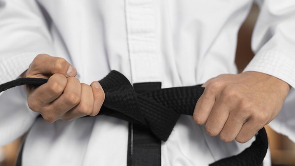 vid-speredi-vzroslyi-s-cernym-poasom