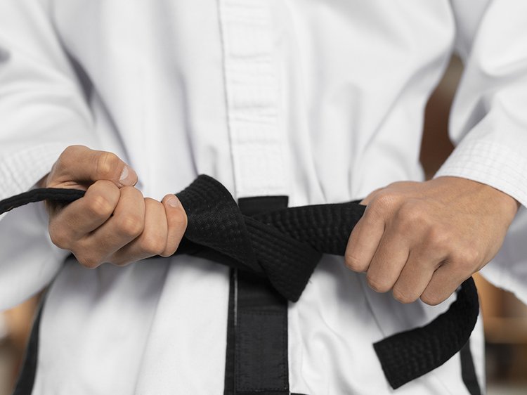 vid-speredi-vzroslyi-s-cernym-poasom