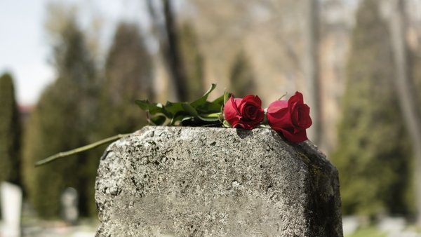 view-gravestone-with-flowers