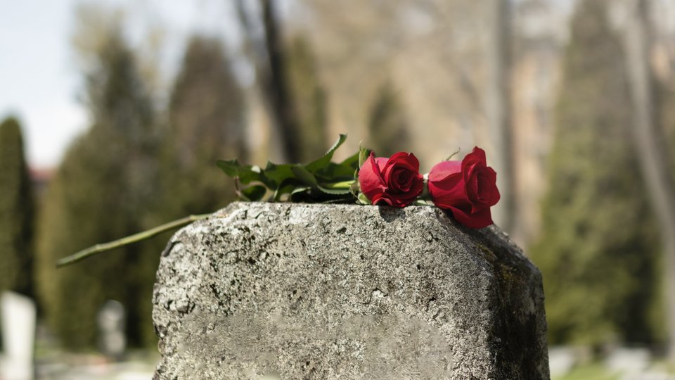view-gravestone-with-flowers
