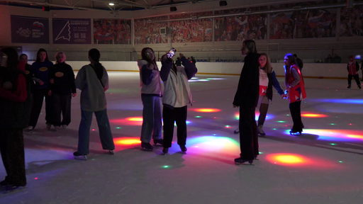 Люди катаются на Ледовой арене имени В.А. Третьяка