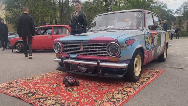 Стройные ряды отреставрированных раритетов – от вечной классики «АвтоВАЗа» до представительских седанов прошлых лет – притягивали взгляды