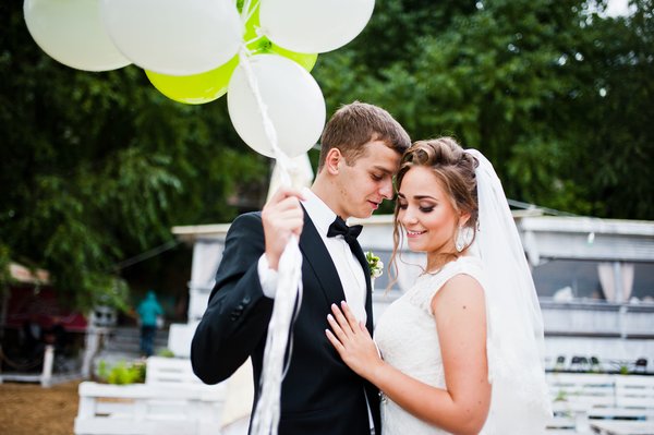 Свадьбу стоит организовывать так, чтобы воспоминания о ней согревали вас долгие годы, а не тяготили кредитами, считают эксперты