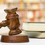 wooden-gavel-books-wooden-table