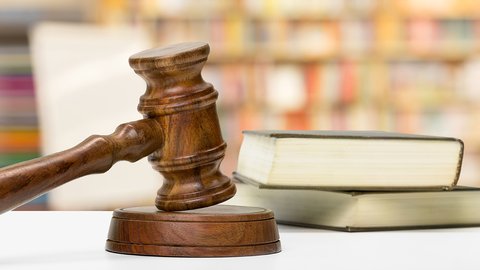 wooden-gavel-books-wooden-table