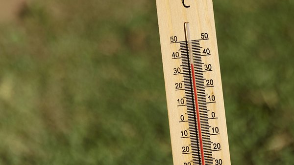 zakryt-termometr-pokazyvausii-vysokuu-temperaturu