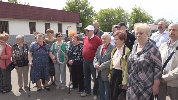 У проходной опытного завода №31 Гражданской авиации собрались ветераны предприятия. У них знаменательный день – открывают мемориальную доску руководителю, с которым они все когда-то работали