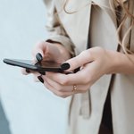 zensina-ispol-zuusaa-smartfon