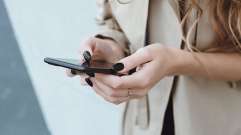 zensina-ispol-zuusaa-smartfon