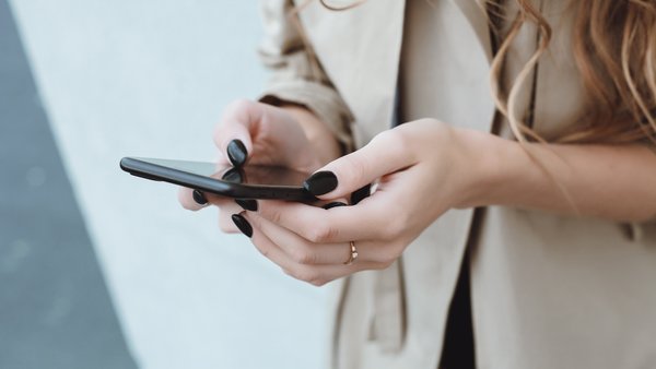 zensina-ispol-zuusaa-smartfon