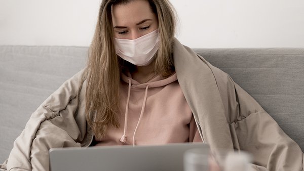 zensina-nosasaa-medicinskuu-masku-ispol-zua-svoi-noutbuk