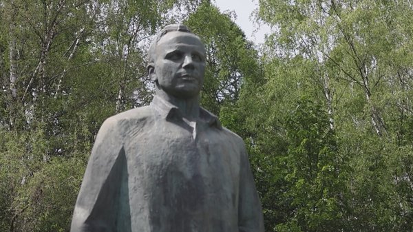 По сложившейся многолетней традиции торжественная встреча космонавтов Роскосмоса прошла в Звёздном городке. Началась она с возложения цветов к памятнику первому покорителю космоса