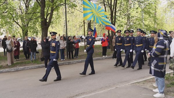 В подарок ветерану, его родным и соседям – концерт прямо во дворе. И даже – персональный военный парад, которым прошли военнослужащие Чкаловской дивизии особого назначения